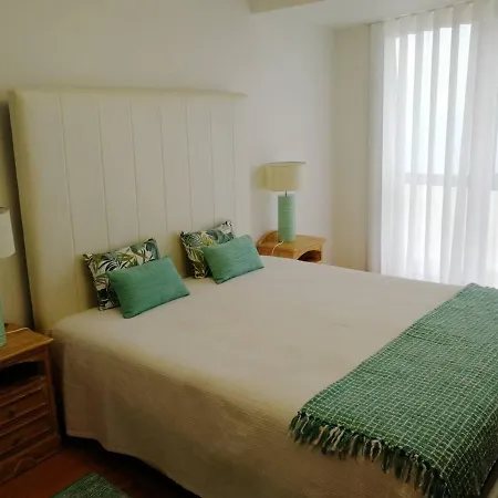 2 Bed Flat - Sleeps 4 - Parking - Wifi